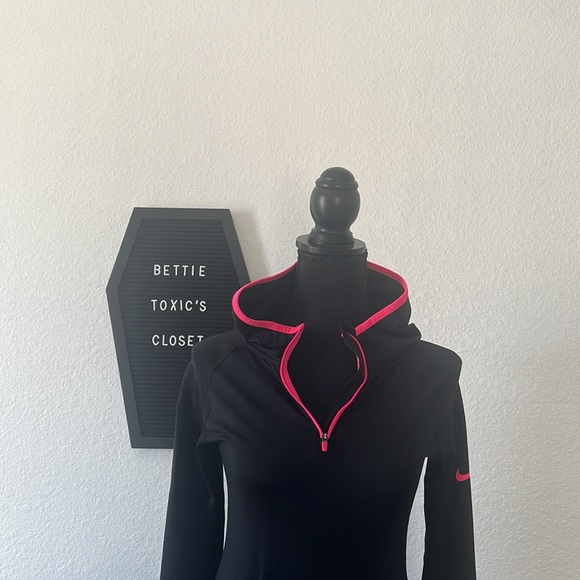 *SOLD* Nike Pro Girls Black & Pink Hoodie - Picture 10 of 14